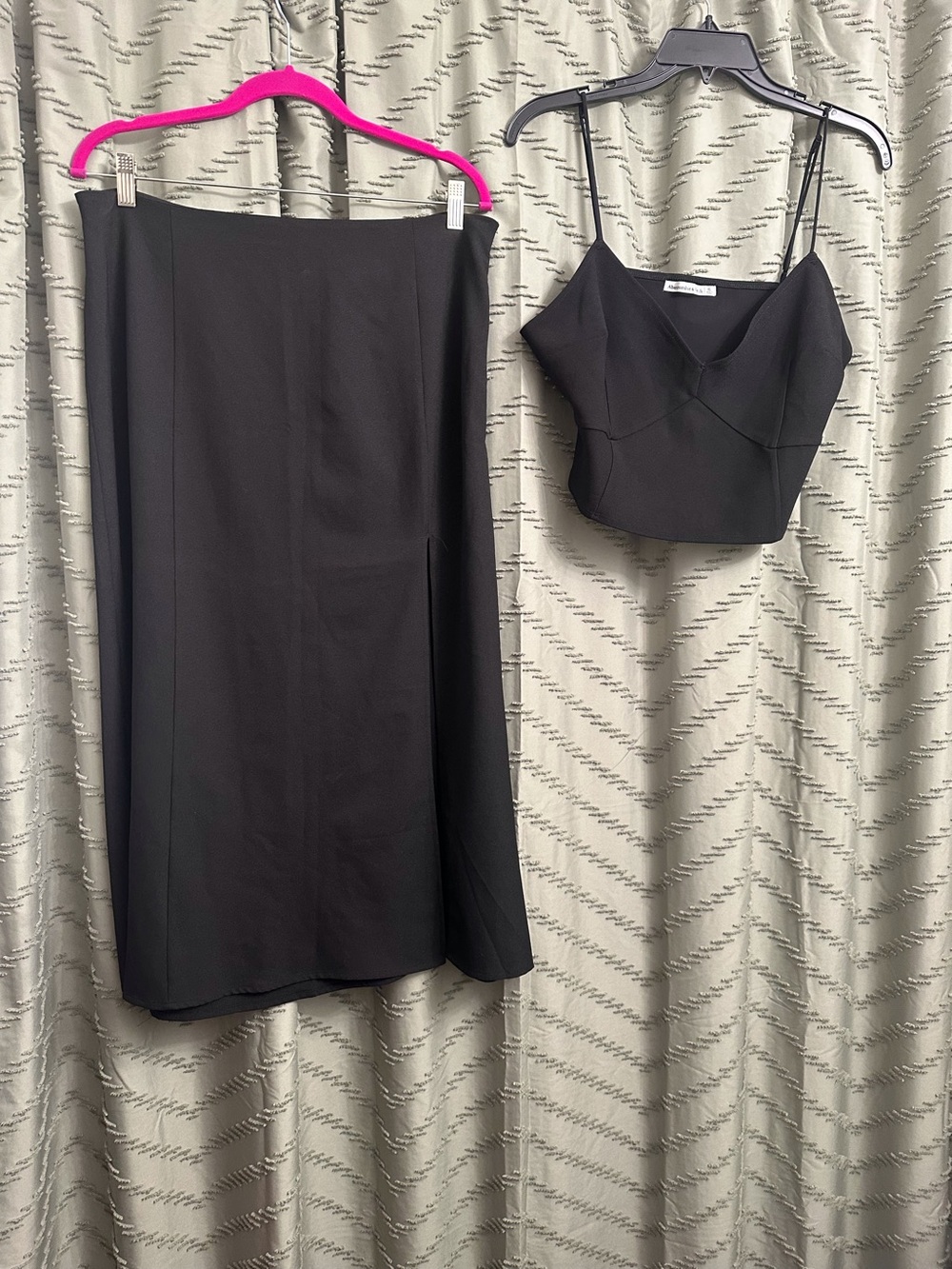 Abercrombie and fitch skirt and crop top set size L
Midi skirt with slit size L